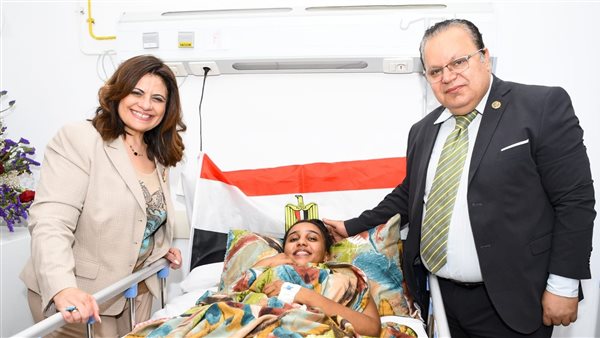 وزيرة الهجرة مع الطالبة