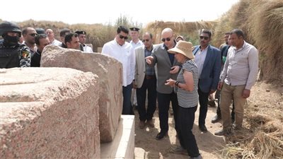 محافظ بني سويف يتفقد أعمال البعثة الإسبانية للتنقيب بمنطقة آثار إهناسيا 