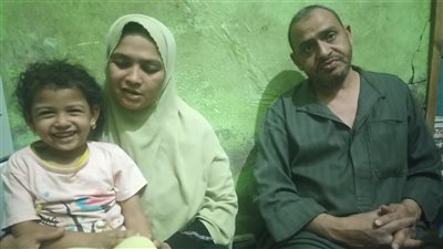 مريض بالربو وقرحة في الساق.. شاب يستغيث لعلاجه ويناشد المسئولين: نفسي في كشك أصرف منه على عيالي 