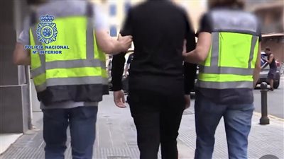 الشرطة الإسبانية تنشر لحظة ضبط 3 من مشجعي فالنسيا بسبب فينيسيوس| فيديو