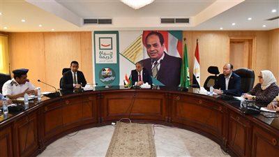 محافظ الفيوم يتابع آليات تنفيذ المحاور المرورية بالطرق الرئيسية والميادين الحيوية