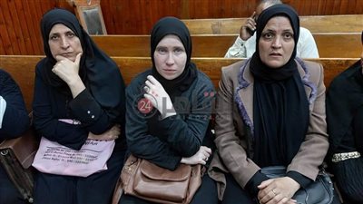 وصول والدة عروس طنطا المقتولة على يد زوجها لحضور أولى جلسات محاكمة المتهم