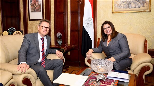 وزيرة الهجرة مع سفير