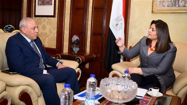  وزيرة الهجرة