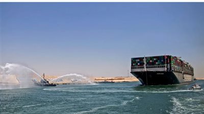 الفريق أسامة ربيع يكشف تفاصيل جنوح سفينة بضائع بالمجرى الملاحي للقناة