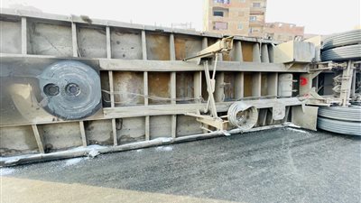 تكدس مروري أعلى الدائري اتجاه السلام بسبب انقلاب سيارة نقل | صور