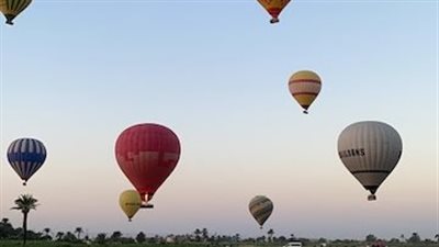 400 سائح يحلقون بسماء الأقصر على متن 20 رحلة بالون طائر 