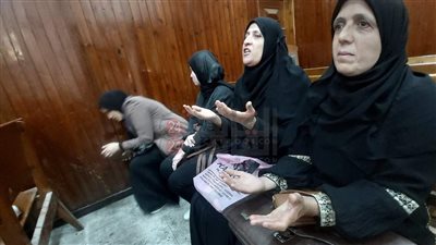 عاوزاه يتعدم ده لبس بنتي الكفن بدري.. والدة عروس طنطا تصرخ مطالبة بالقصاص داخل المحكمة |صور