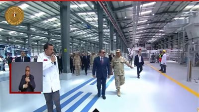 عقب افتتاحه.. جولة تفقدية للرئيس السيسي في مجمع مصانع إنتاج الكوارتز | صور