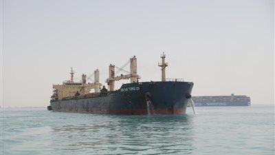 قناة السويس: وصول السفينة المعطلة لمنطقة الانتظار بغاطس السويس | صور