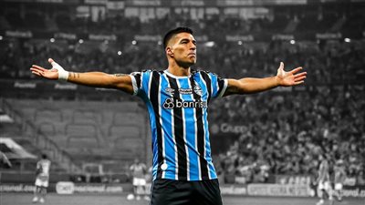 الذهب لا يصدأ.. لويس سواريز ينقل تألقه إلى بلاد السيليساو مع جريميو البرازيلي