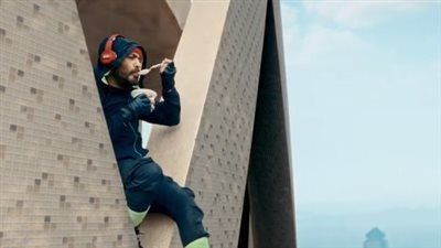 بقفزة من أعلى برج القاهرة.. تامر حسني يطرح البرومو التشويقي لـ فيلم تاج