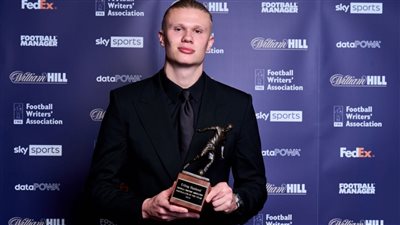 أول تعليق من هالاند بعد استلام جائزة أفضل لاعب في إنجلترا 