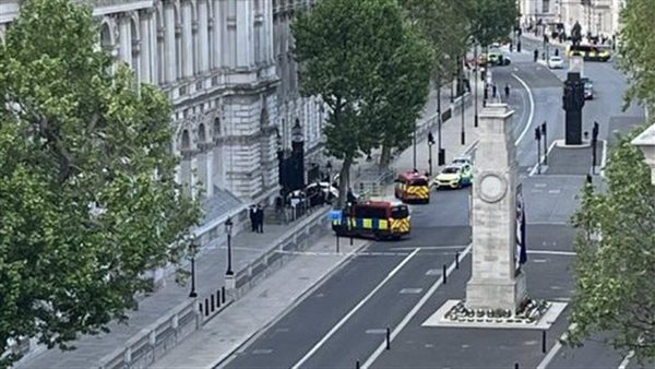 اصطدام سيارة ببوابة