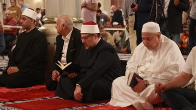 صلى الله على طه.. المصلون يصدحون بالصلاة على النبي في جميع مساجد الجمهورية