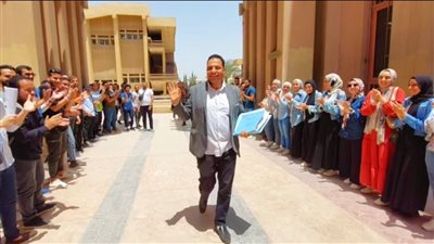 حبينا نفرحه ونقوله شكرًا.. طلاب تربية حلوان ينظمون ممرًا شرفيًا لأحد أعضاء هيئة التدريس