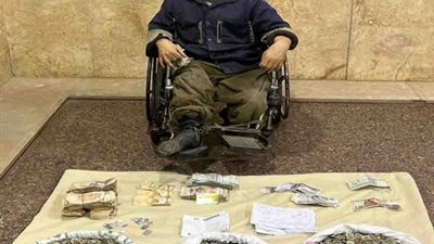 القبض على متسول الـ ATM وبحوزته دولارات ومخدرات