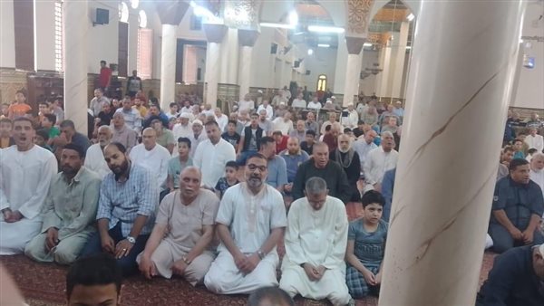 المواطنون يصلون على