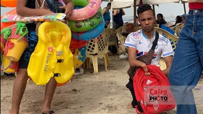 طالب كلية تجارة من ذوي الهمم يبيع العسلية على شاطئ بورسعيد: عاوز أطلع كارت الخدمات | صور وفيديو