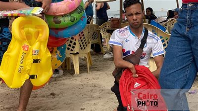 قصة كفاح بائع من ذوي الهمم على شاطئ بورسعيد: باكل لقمة العيش بالحلال وبرفض المساعدات | بث مباشر