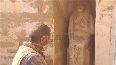نظرته إليّ هزت جسدي.. عضو البعثة الأثرية يكشف اللحظات الأولى لكشف تمثال الكاهن من خبر بسقارة | صور 