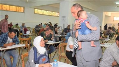 عميد كلية بدرجة إنسان.. أستاذ جامعي يحمل طفلة طالبة خلال أدائها الامتحانات بتجارة طنطا