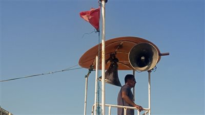 رفع الرايات الحمراء على شواطئ الإسكندرية لحماية المصطافين من الغرق