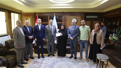 محافظ كفر الشيخ يكرم الأم المثالية ويسلمها شيكًا بـ50 ألف جنيه