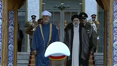 الرئيس الإيراني يستقبل سلطان عمان لدى وصوله إلى طهران | صور