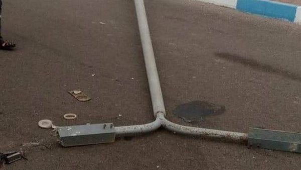 سقوط عمود إنارة بسبب