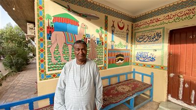 بالفرشاة والألوان.. أقصري يجسد الفرحة برسومات شعبية على جدران المنازل