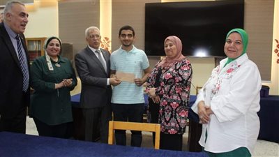 مدير تعليم القاهرة يكرم الطلاب الفائزين في مسابقة أوائل الطلبة | صور 