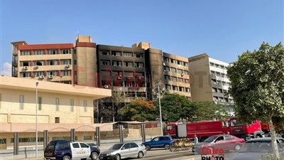 إصابات واختناقات وهروب من النيران.. 20 صورة ترصد حريق مبنى جهاز 15 مايو