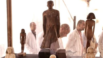 مدير عام آثار سقارة: سنبدأ في توثيق وتصوير القطع الأثرية المُكتشفة تمهيدًا لنقلها في المتاحف | فيديو 