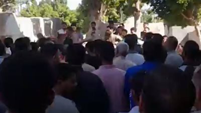 تشييع جنازة شقيقين لقيا مصرعهما بطلق ناري وسلاح أبيض بسبب خلافات الجيرة بالفيوم
