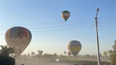 بعد توقف 4 أيام.. سماء غرب الأقصر تشهد استمتاع 720 سائحا على متن 30 رحلة بالون طائر