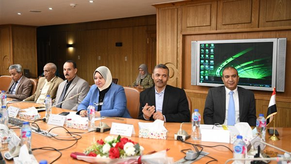 محافظ قنا في اجتماع