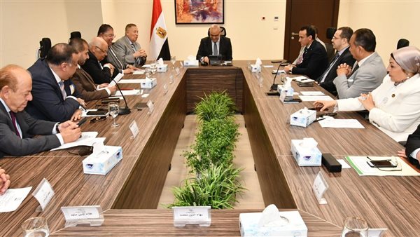 وزير الإسكان خلال