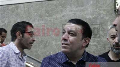 مصطفى كامل وجنات أول الحاضرين عزاء والدة المايسترو محمد الموجي بمسجد الرحمن الرحيم