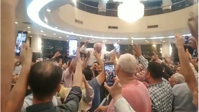 قبل إعلان النتيجة رسميًا.. أنصار نقيب المهندسين يحتفلون ويحملونه على الأعناق