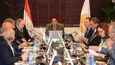 وزير التنمية المحلية يوجه بالتركيز على دعم الاستثمار في المحافظات