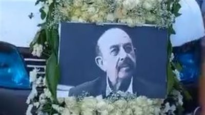 بـ صورته وباقة ورود.. تشييع جثمان الفنان أسامة الروماني في مسقط رأسه بسوريا