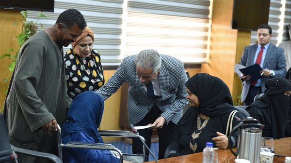 جانب من تسليم التعويضات