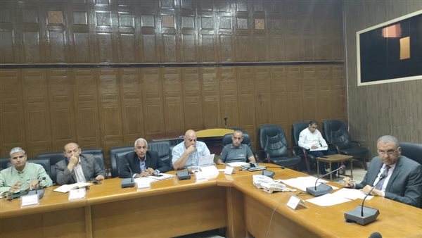 جانب من اجتماع المحافظة