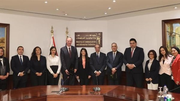 جانب من التوقيع