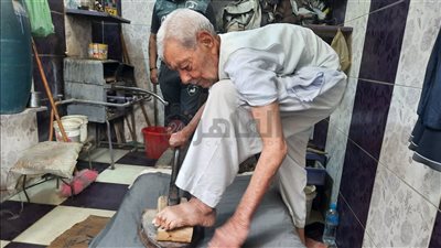 أقدم مكوجي رجل في المنيا: ضهري اتحنى ونفسي أسجد في الكعبة