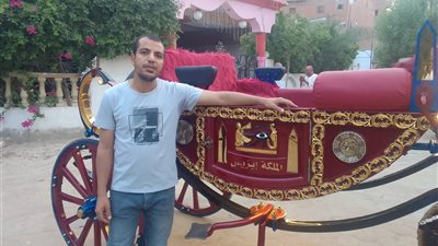 زفة الملوك.. «كريم» صمم عربة على تراث ملوكي لزفاف العروسين بالفيوم