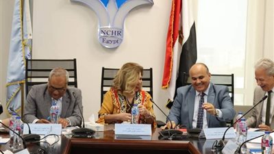 حقوق عين شمس تشارك في حلقة نقاشية بعنوان المحاكمة الجنائية المنصفة| صور 