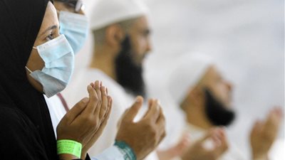 ما حكم تغطية المرأة وجهها بالكمامة وهي محرمة؟.. الإفتاء تجيب