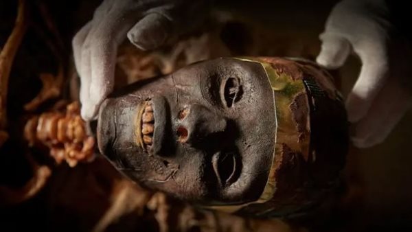 الملك توت عنخ آمون